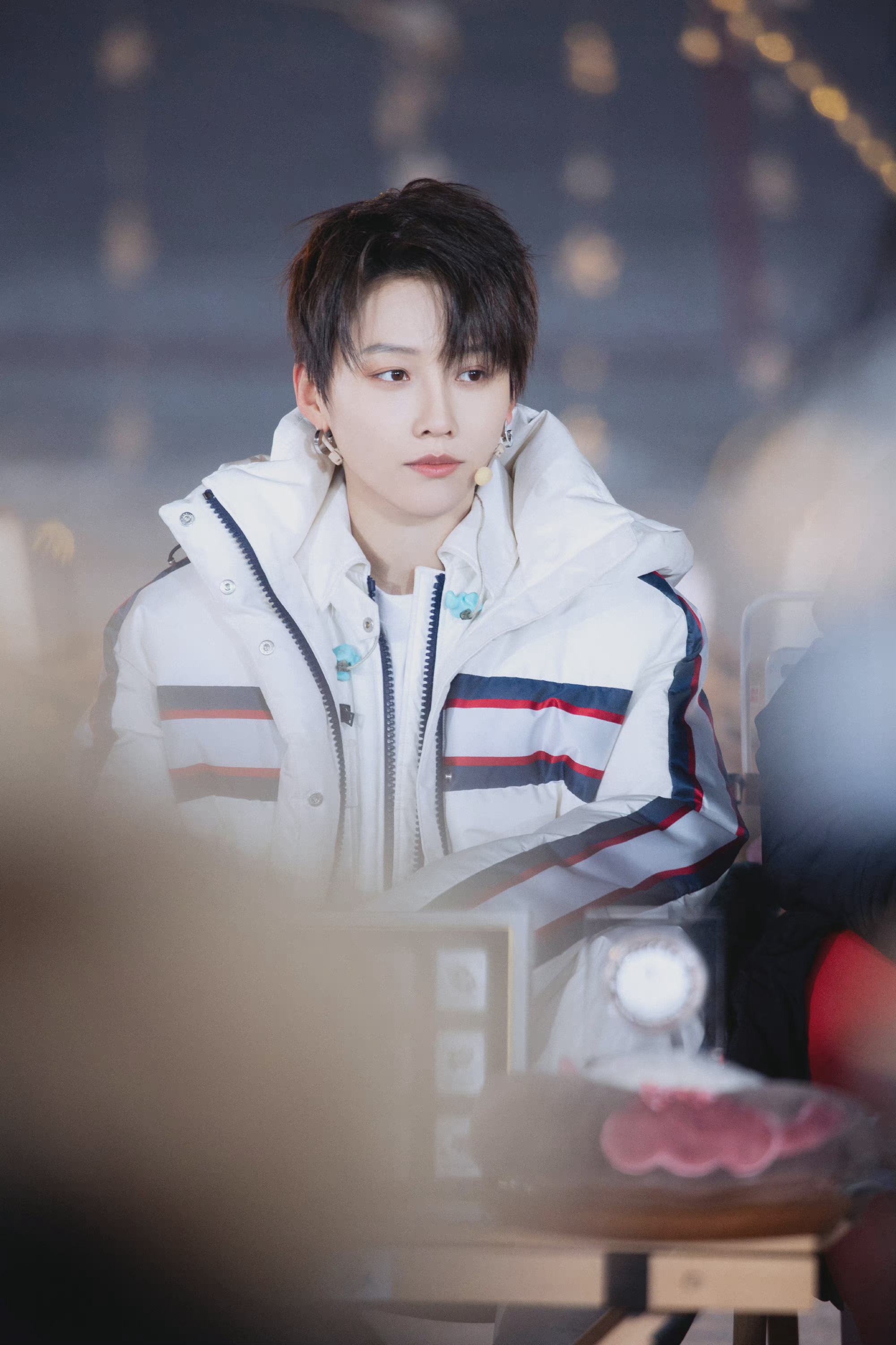 刘雨昕《冬梦之约》新剧照~ 一身白色羽绒服