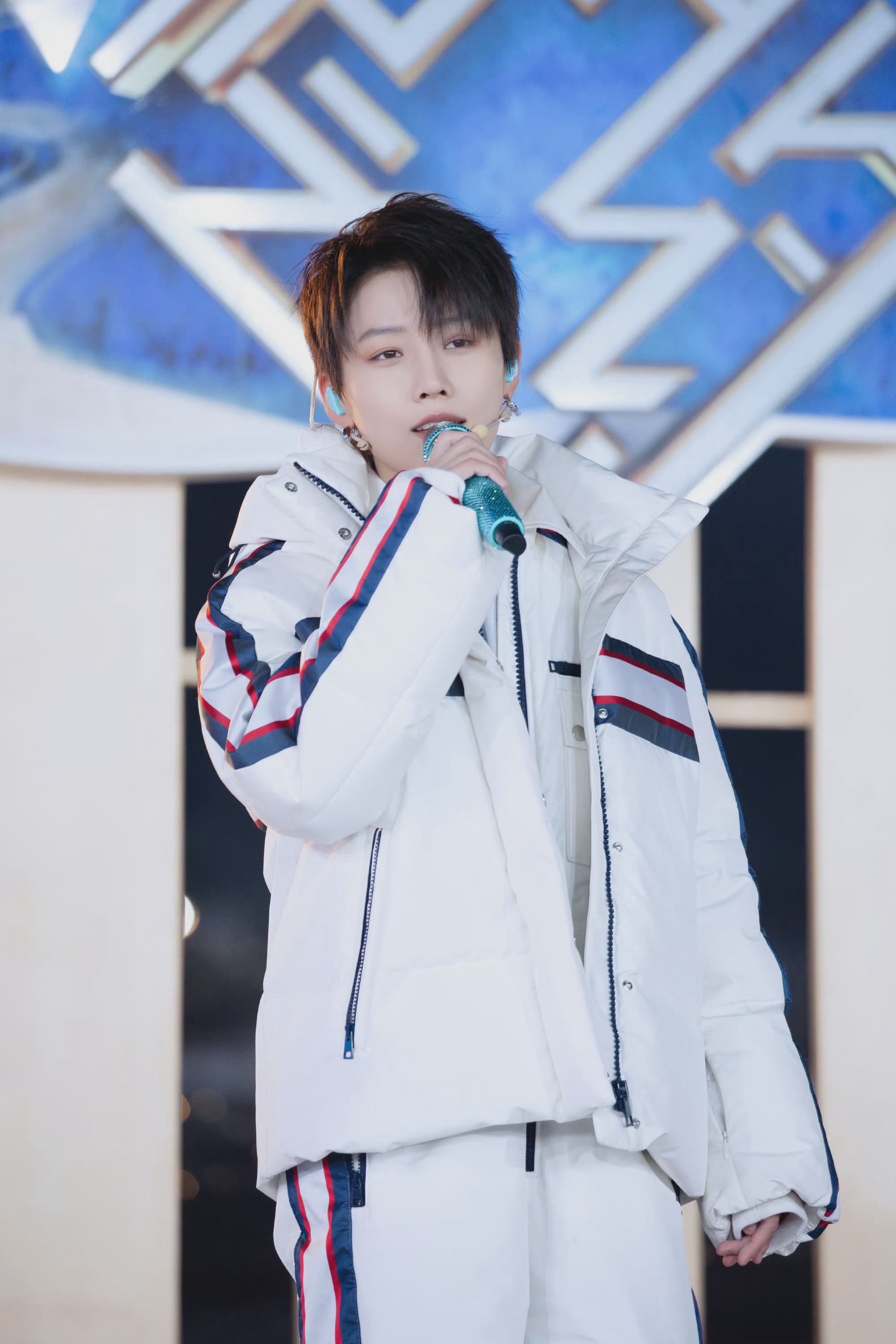 刘雨昕冬梦之约新剧照一身白色羽绒服