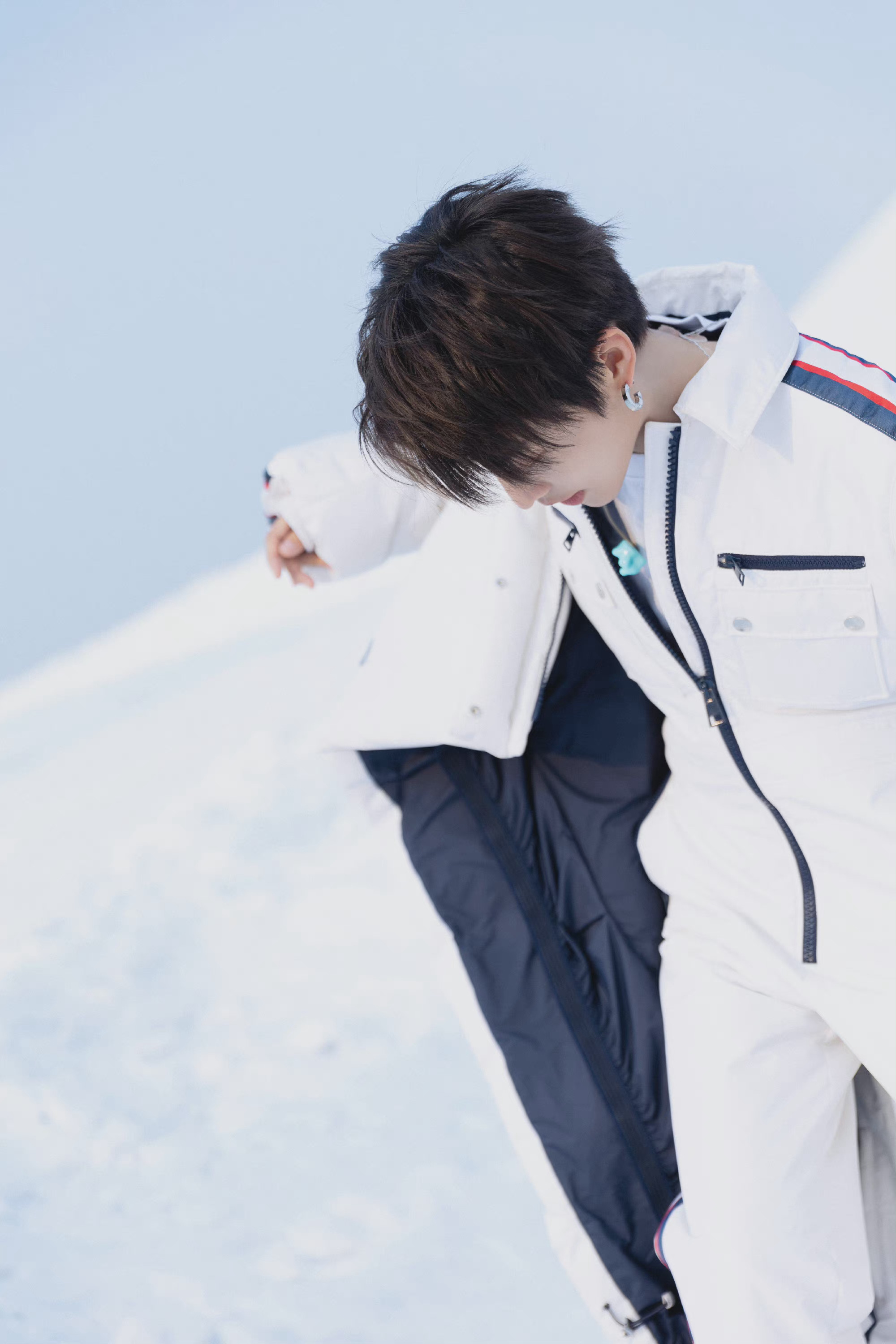 刘雨昕冬梦之约新剧照一身白色羽绒服