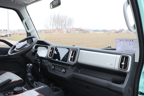 乘用级内饰 主驾配座椅通风功能实拍车型货箱内部尺寸为3380x1850x400