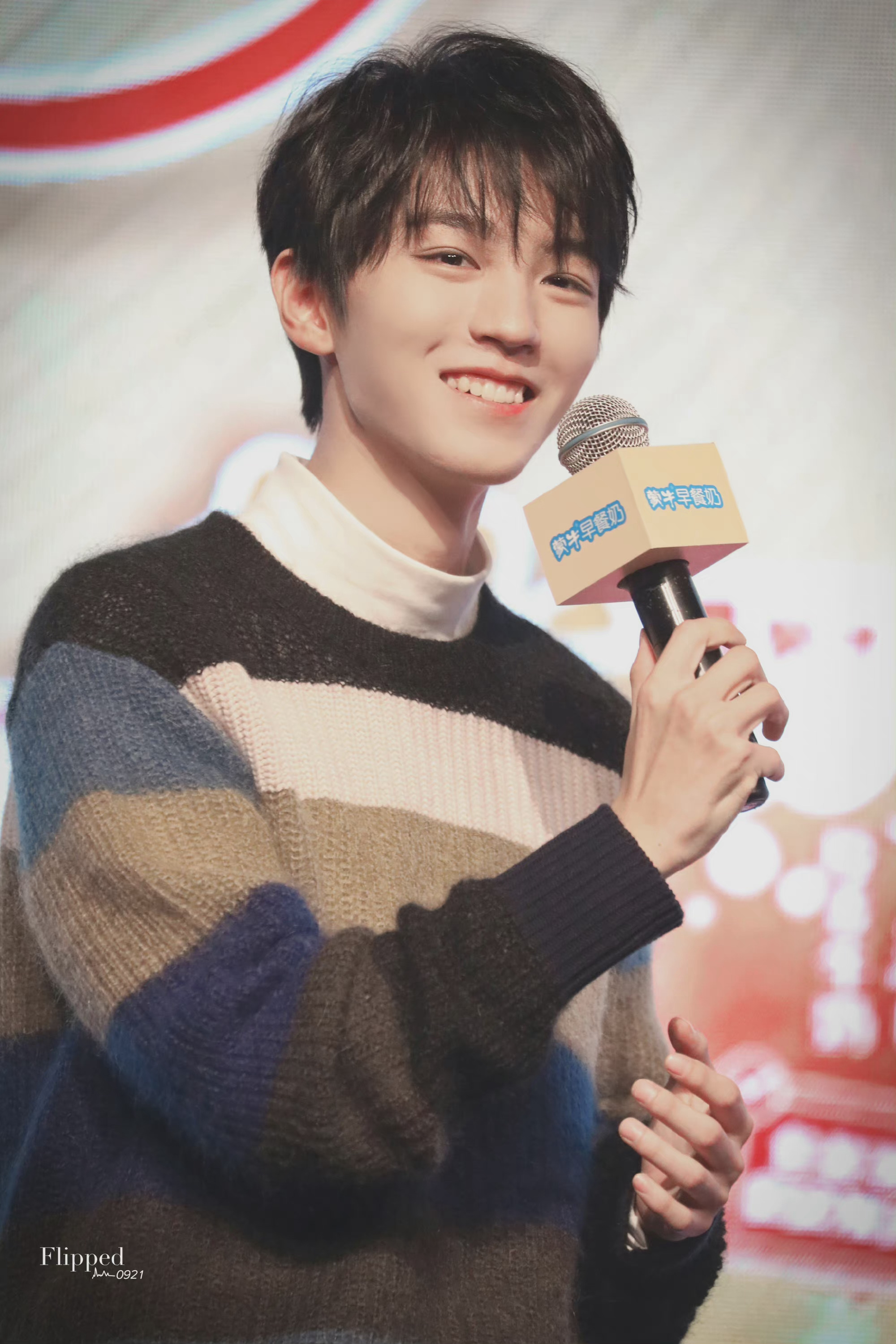 王俊凯与毛衣的适配度真的好高一到冬天就很喜欢小凯穿毛衣