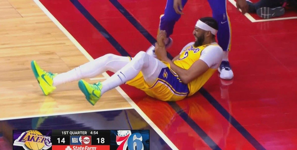 但比赛首节发生一些突发意外,戴维斯受伤离场,一度惊出湖人球迷一身