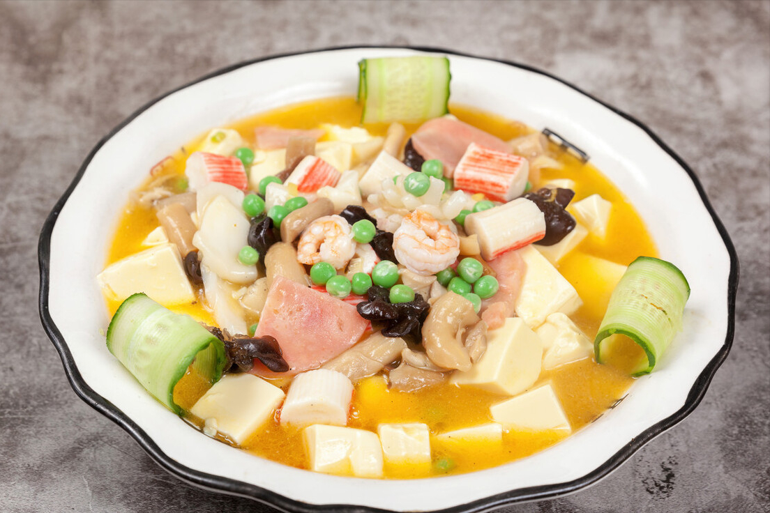 五,三鲜豆腐.食材:豆腐,大虾,木耳,老汤,盐,酱油,香油,葱,火腿肠.