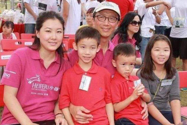 跳水女皇伏明霞近况:70岁丈夫当上董事长,3个孩子是她的骄傲休闲区蓝鸢梦想 - Www.slyday.coM 跳水女皇伏明霞近况:70岁丈夫当上董事长,3个孩子是她的骄傲休闲区蓝鸢梦想 - Www.slyday.coM