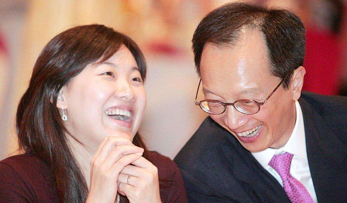 跳水女皇伏明霞近况:70岁丈夫当上董事长,3个孩子是她的骄傲休闲区蓝鸢梦想 - Www.slyday.coM 跳水女皇伏明霞近况:70岁丈夫当上董事长,3个孩子是她的骄傲休闲区蓝鸢梦想 - Www.slyday.coM