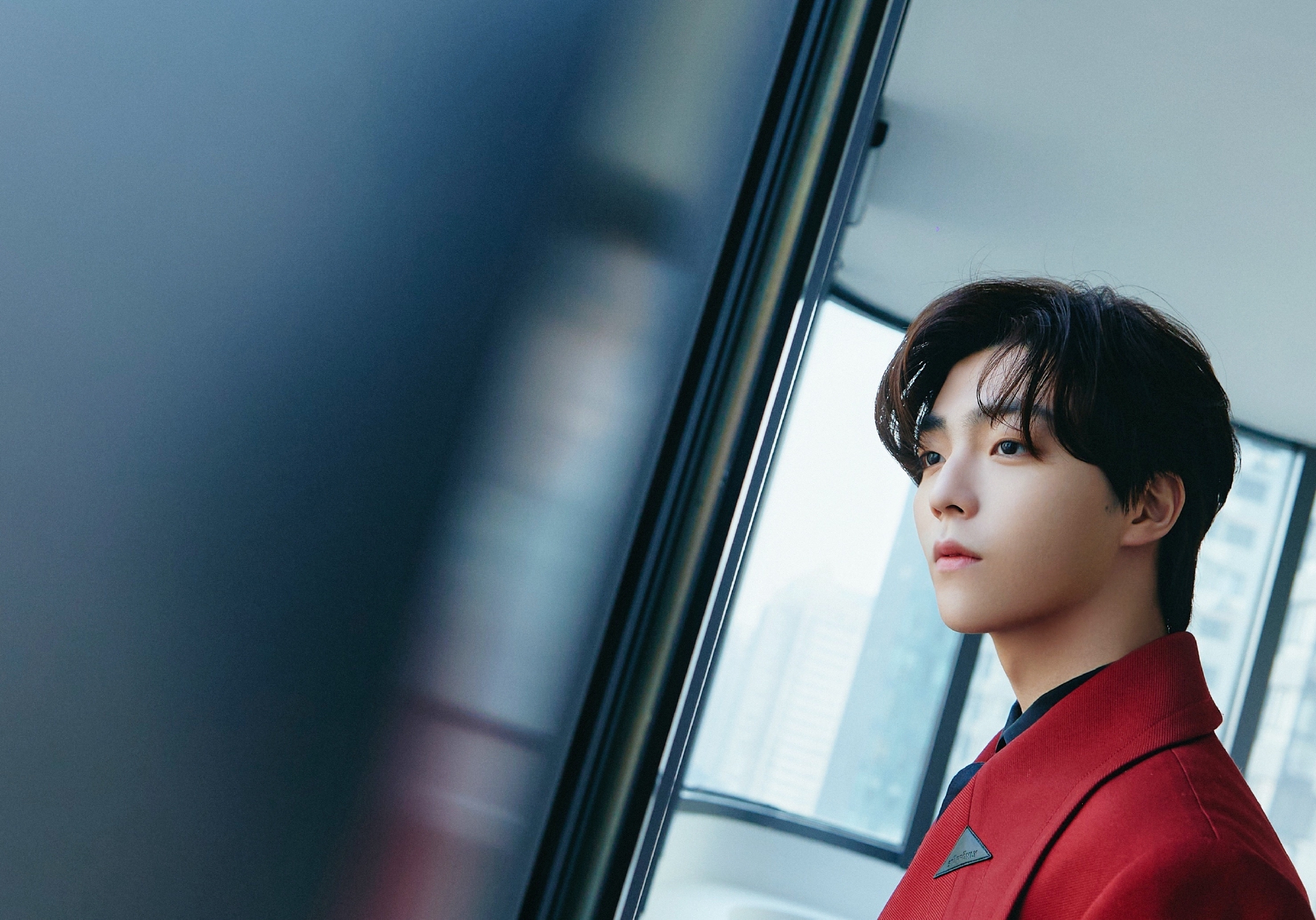 陈立农今晚舞台造型图~ 身穿红色大衣,优雅挺拔,喜