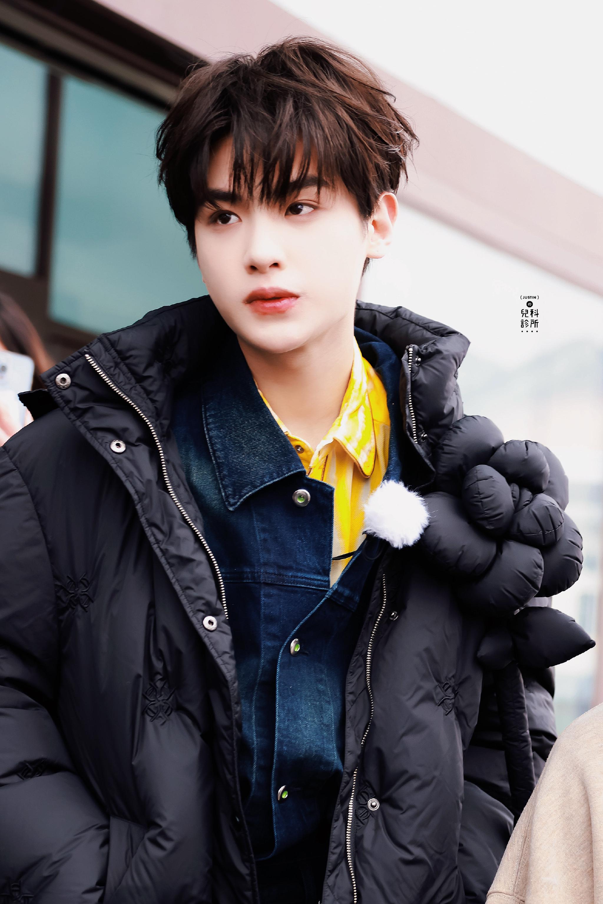 黄明昊今日上班饭拍牛仔套装黄色衬衫元气可爱帅气十足