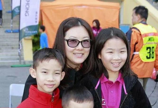 跳水女皇伏明霞近况:70岁丈夫当上董事长,3个孩子是她的骄傲休闲区蓝鸢梦想 - Www.slyday.coM 跳水女皇伏明霞近况:70岁丈夫当上董事长,3个孩子是她的骄傲休闲区蓝鸢梦想 - Www.slyday.coM