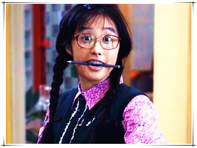 在大家的印象中林无敌是一个戴着眼镜,佩戴牙套的一个丑女,经常化妆很