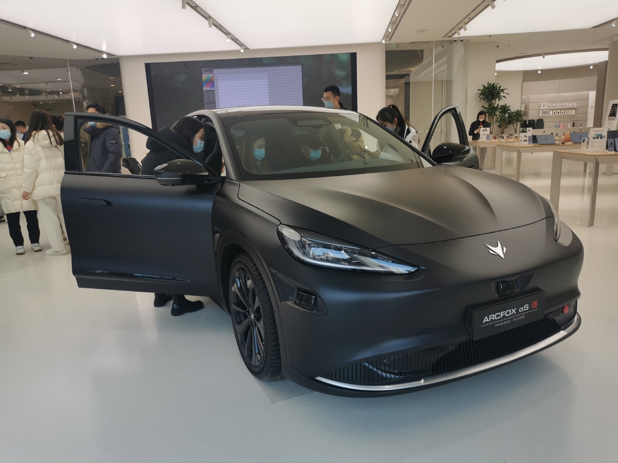 独家|华为门店上新,极狐"神秘"新车惊现!-新浪汽车