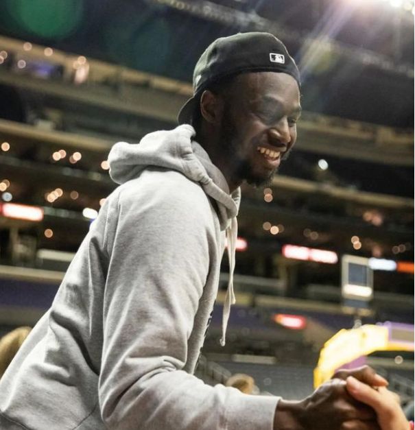 8年终摔保温杯,治愈笑容不骗人|维金斯|詹姆斯|全明星_新浪新闻