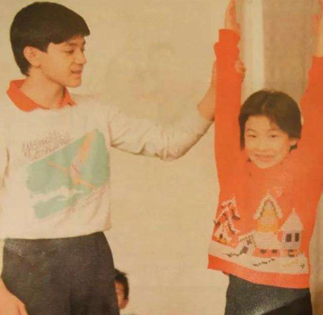 跳水女皇伏明霞近况:70岁丈夫当上董事长,3个孩子是她的骄傲休闲区蓝鸢梦想 - Www.slyday.coM 跳水女皇伏明霞近况:70岁丈夫当上董事长,3个孩子是她的骄傲休闲区蓝鸢梦想 - Www.slyday.coM