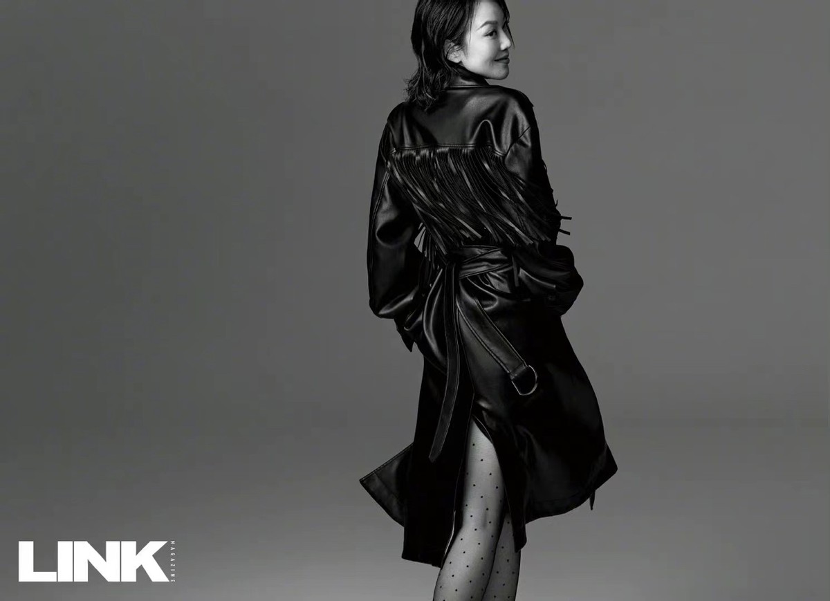 50岁闫妮状态绝了穿黑色蕾丝长裙加波点丝袜网友不愧是掌柜