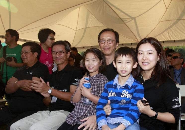 跳水女皇伏明霞近况:70岁丈夫当上董事长,3个孩子是她的骄傲休闲区蓝鸢梦想 - Www.slyday.coM 跳水女皇伏明霞近况:70岁丈夫当上董事长,3个孩子是她的骄傲休闲区蓝鸢梦想 - Www.slyday.coM