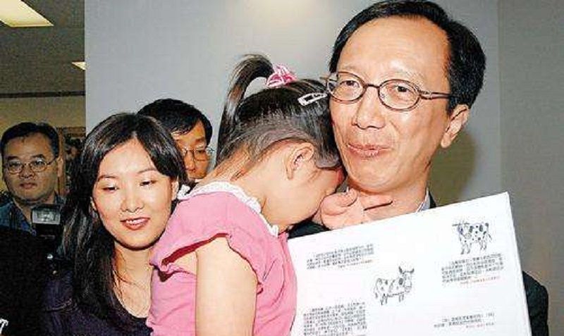 跳水女皇伏明霞近况:70岁丈夫当上董事长,3个孩子是她的骄傲休闲区蓝鸢梦想 - Www.slyday.coM 跳水女皇伏明霞近况:70岁丈夫当上董事长,3个孩子是她的骄傲休闲区蓝鸢梦想 - Www.slyday.coM