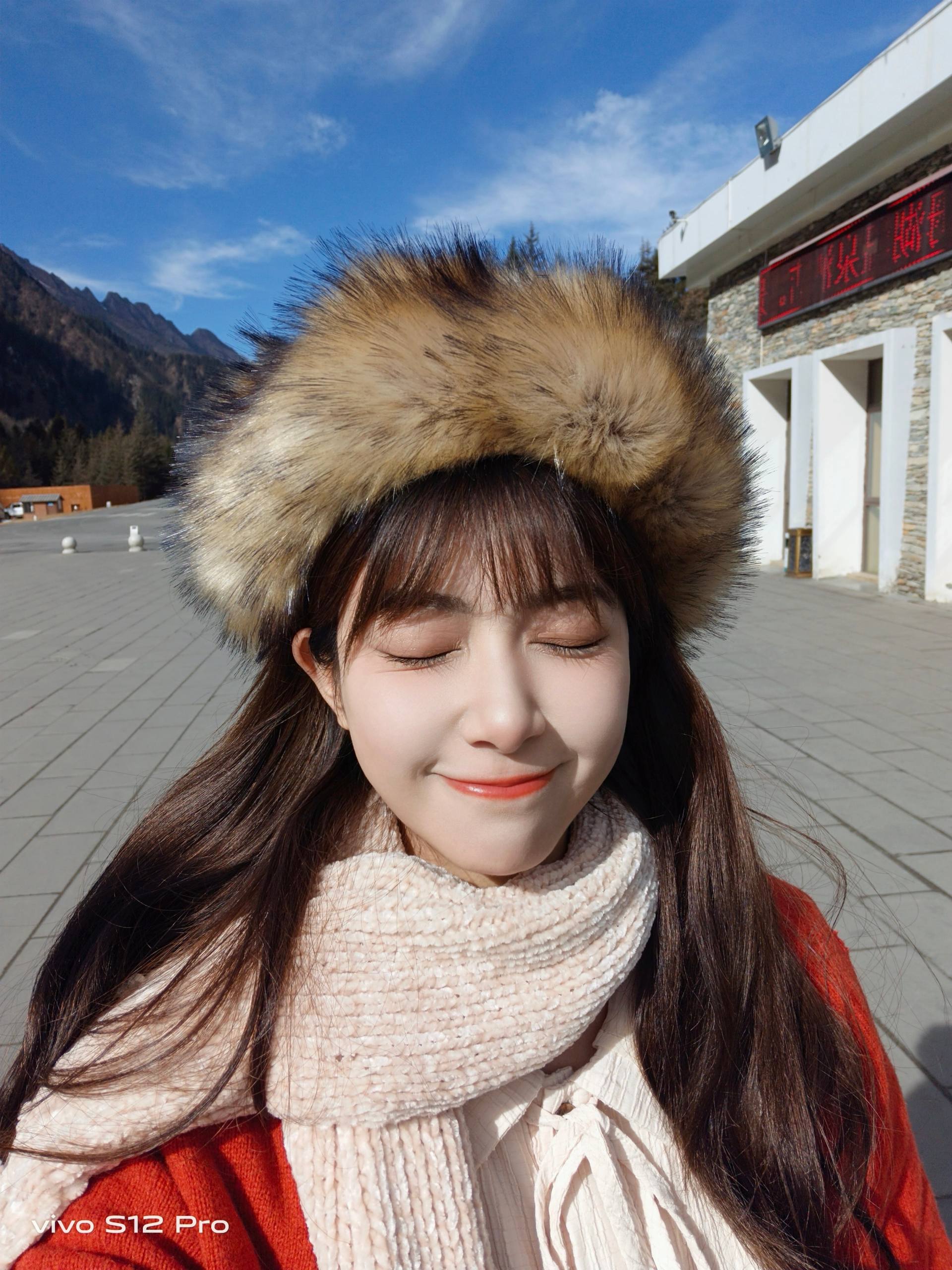 整张照片显得很有质感,不仅背景清晰,人像色彩也很好,尤其是小姐姐的