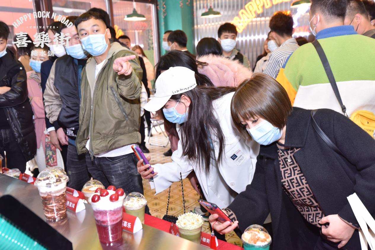 西安从不缺网红奶茶,但喜乐街凭借一口正统港式味,老香港复古风,初登