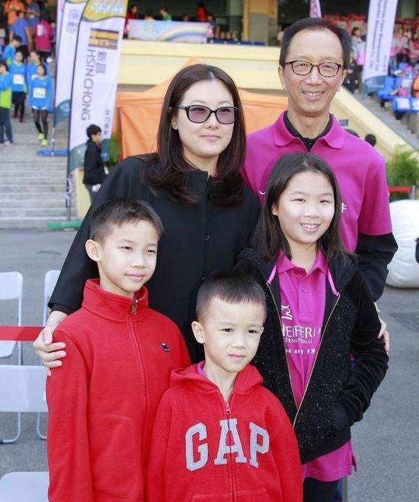 跳水女皇伏明霞近况:70岁丈夫当上董事长,3个孩子是她的骄傲休闲区蓝鸢梦想 - Www.slyday.coM 跳水女皇伏明霞近况:70岁丈夫当上董事长,3个孩子是她的骄傲休闲区蓝鸢梦想 - Www.slyday.coM