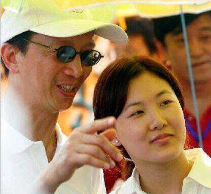 跳水女皇伏明霞近况:70岁丈夫当上董事长,3个孩子是她的骄傲休闲区蓝鸢梦想 - Www.slyday.coM 跳水女皇伏明霞近况:70岁丈夫当上董事长,3个孩子是她的骄傲休闲区蓝鸢梦想 - Www.slyday.coM