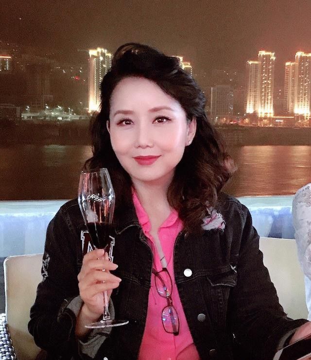 歌唱家胡月嫁陆剑民为爱放弃事业造假病历骗父亲