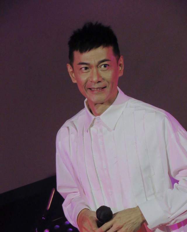 tvb老戏骨江华直播被网友吐槽开了美颜此前卖货人气掉到几百