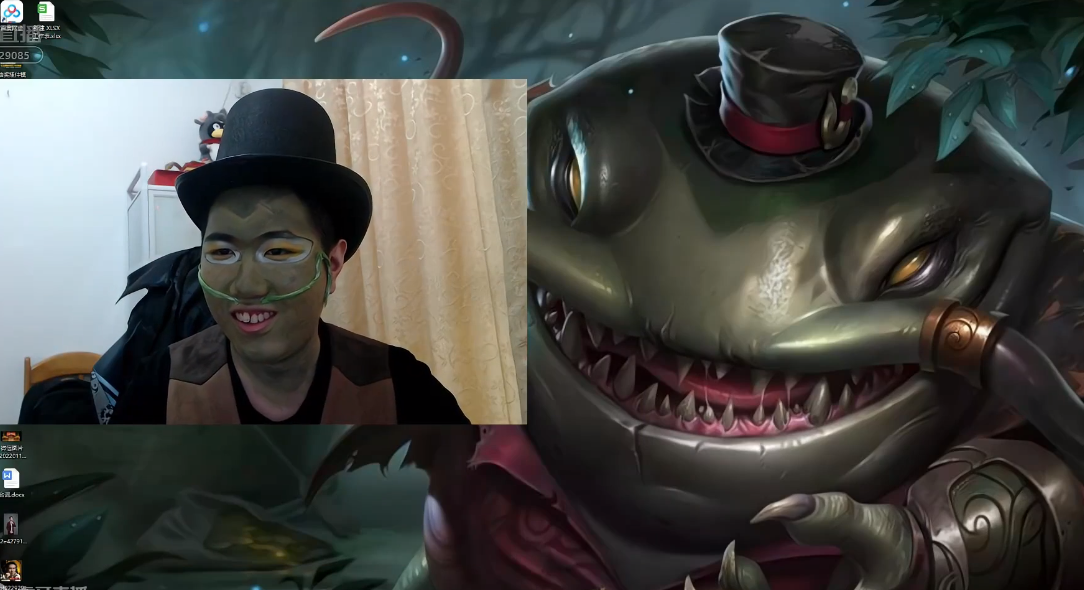 红莲cos的塔姆还是蛮像的不过挑战一口闷却失败了