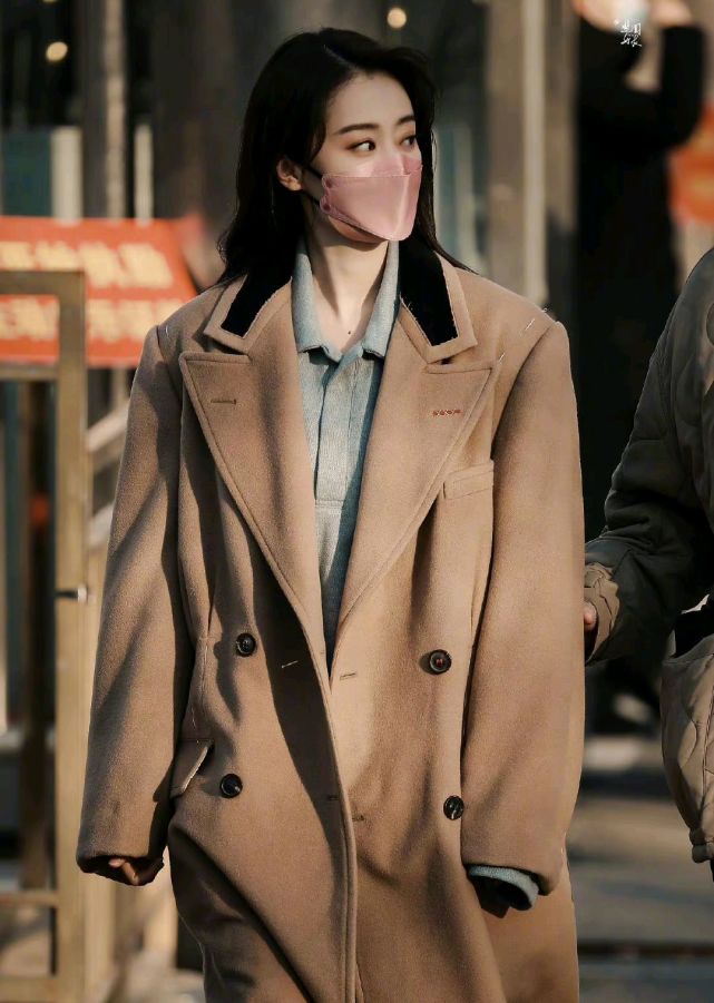 张小斐与大衣的适配度好高,简单搭配尽显高级,春晚私服又赢了!休闲区蓝鸢梦想 - Www.slyday.coM 张小斐与大衣的适配度好高,简单搭配尽显高级,春晚私服又赢了!休闲区蓝鸢梦想 - Www.slyday.coM