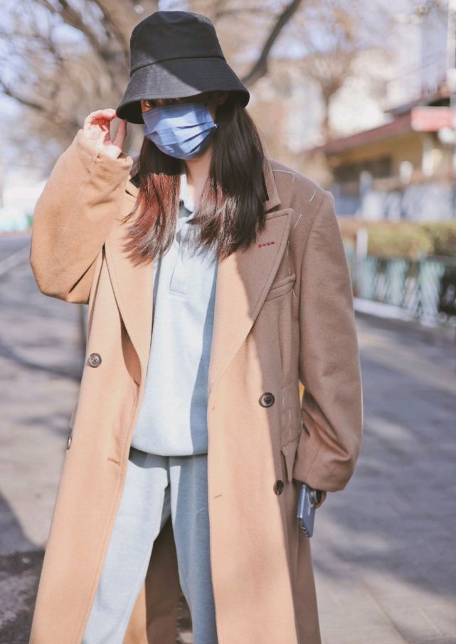 张小斐与大衣的适配度好高,简单搭配尽显高级,春晚私服又赢了!休闲区蓝鸢梦想 - Www.slyday.coM 张小斐与大衣的适配度好高,简单搭配尽显高级,春晚私服又赢了!休闲区蓝鸢梦想 - Www.slyday.coM