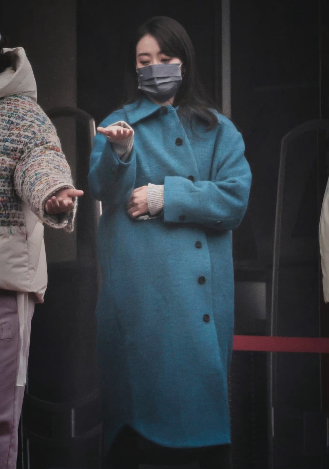 张小斐与大衣的适配度好高,简单搭配尽显高级,春晚私服又赢了!休闲区蓝鸢梦想 - Www.slyday.coM 张小斐与大衣的适配度好高,简单搭配尽显高级,春晚私服又赢了!休闲区蓝鸢梦想 - Www.slyday.coM