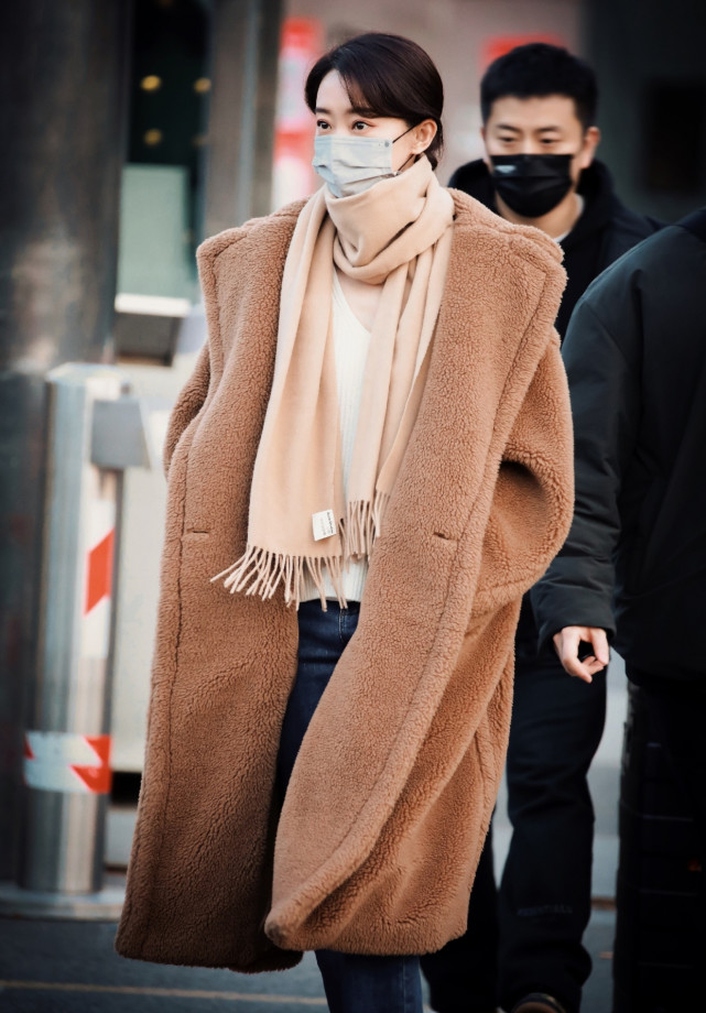 张小斐与大衣的适配度好高,简单搭配尽显高级,春晚私服又赢了!休闲区蓝鸢梦想 - Www.slyday.coM 张小斐与大衣的适配度好高,简单搭配尽显高级,春晚私服又赢了!休闲区蓝鸢梦想 - Www.slyday.coM