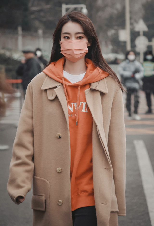 张小斐与大衣的适配度好高,简单搭配尽显高级,春晚私服又赢了!休闲区蓝鸢梦想 - Www.slyday.coM 张小斐与大衣的适配度好高,简单搭配尽显高级,春晚私服又赢了!休闲区蓝鸢梦想 - Www.slyday.coM