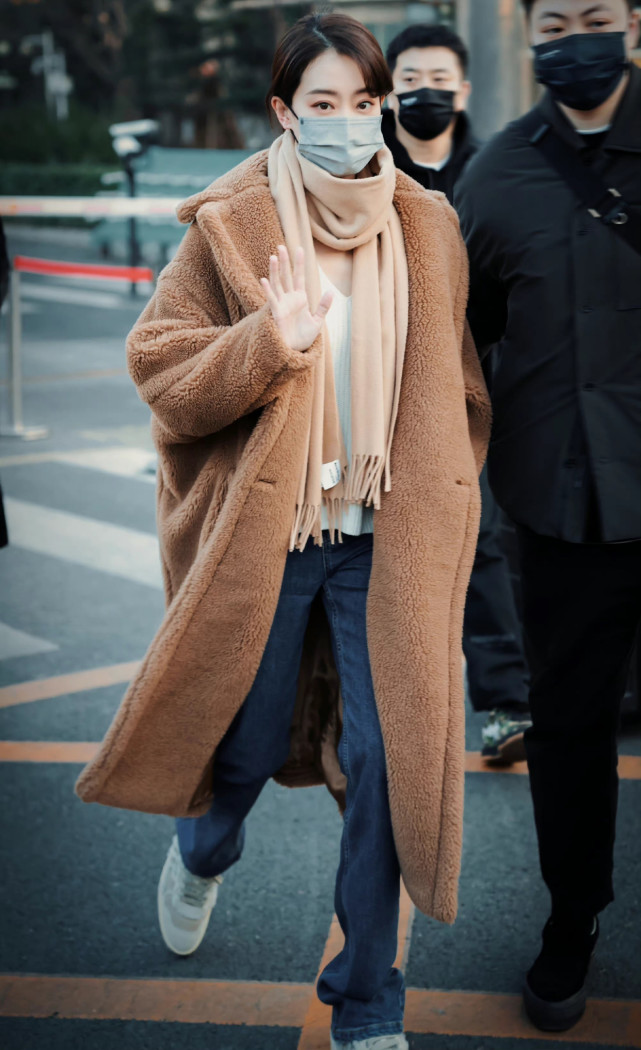 张小斐与大衣的适配度好高,简单搭配尽显高级,春晚私服又赢了!休闲区蓝鸢梦想 - Www.slyday.coM 张小斐与大衣的适配度好高,简单搭配尽显高级,春晚私服又赢了!休闲区蓝鸢梦想 - Www.slyday.coM