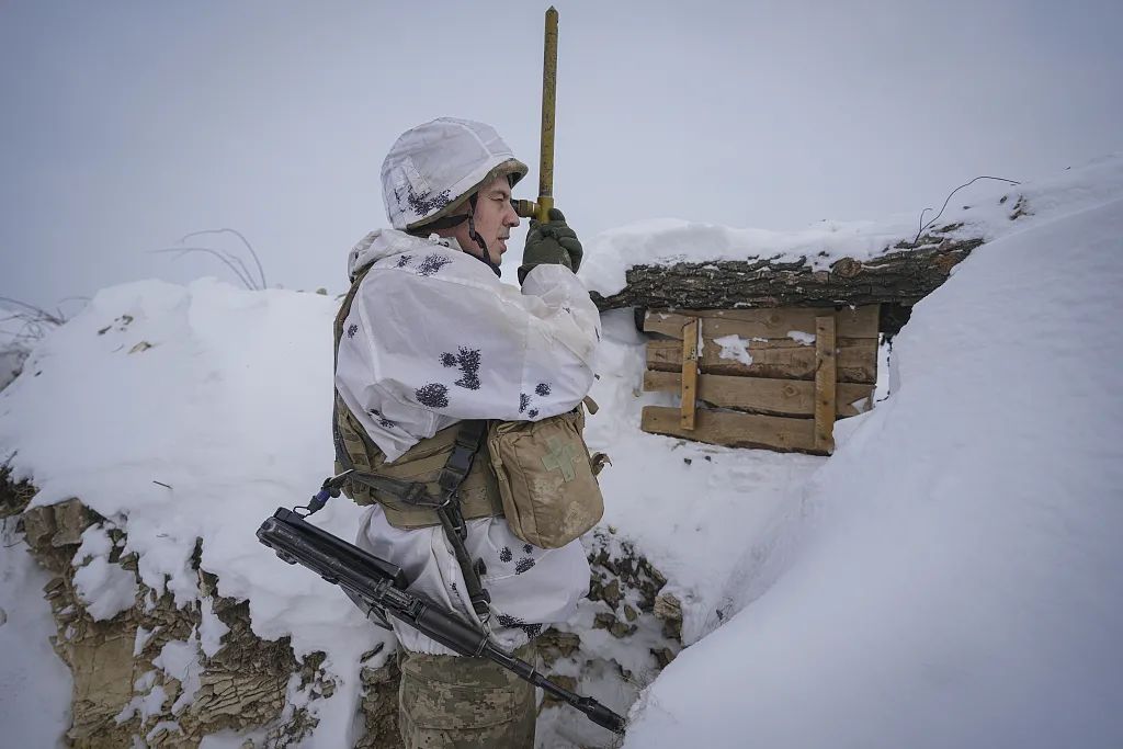 当地时间2022年1月27日，乌克兰卢甘斯克，乌克兰士兵进行军事训练和战争准备。图源视觉中国