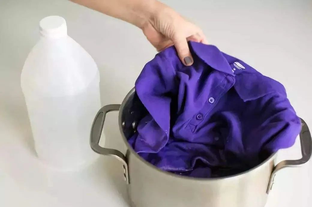 衣服掉色咋办啊衣服浇盐水（衣服掉色咋办）