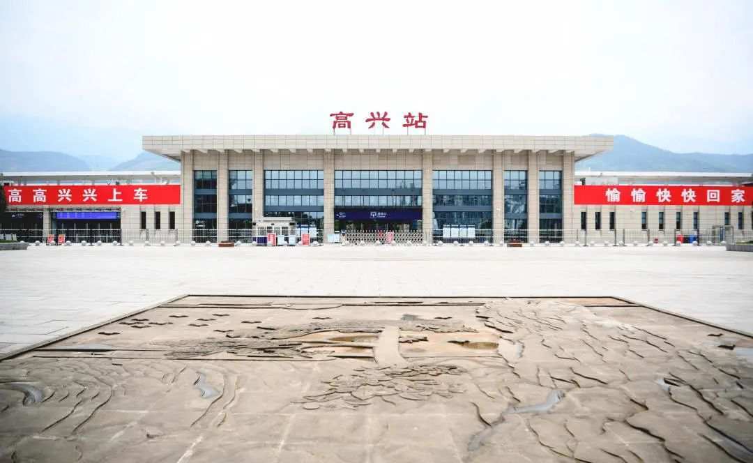 有人打趣道旅客们纷纷在站台拍照从福州站始发终到高兴站k4826/4827次