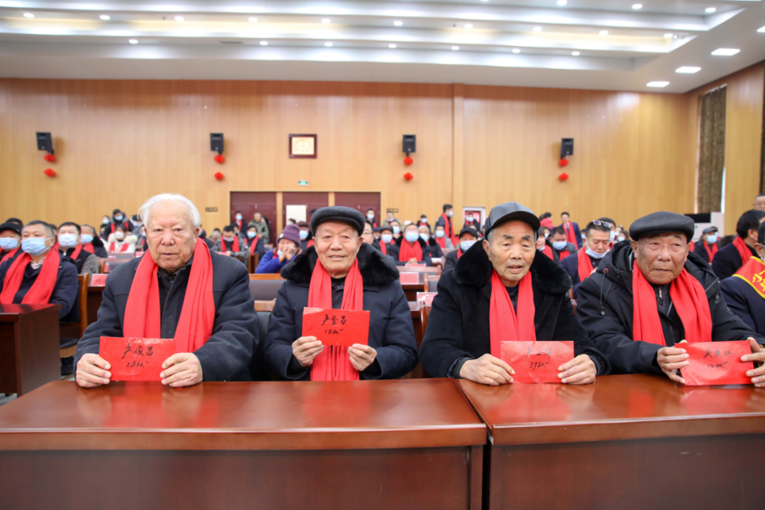 在小岗村分红现场，几位“大包干”带头人展示领取的分红红包。新华社记者曹力摄