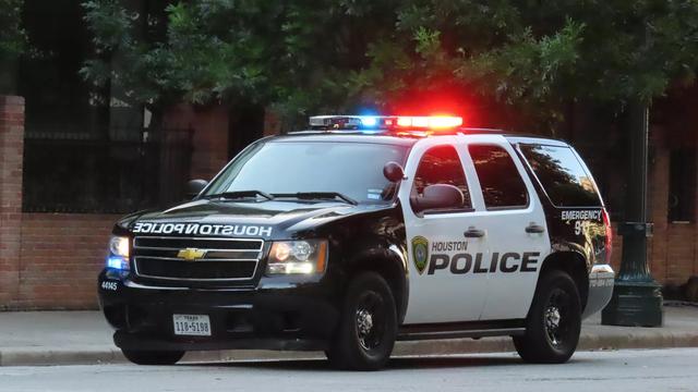 美国休斯敦市突发枪击事件3名警察中枪嫌犯身份不明