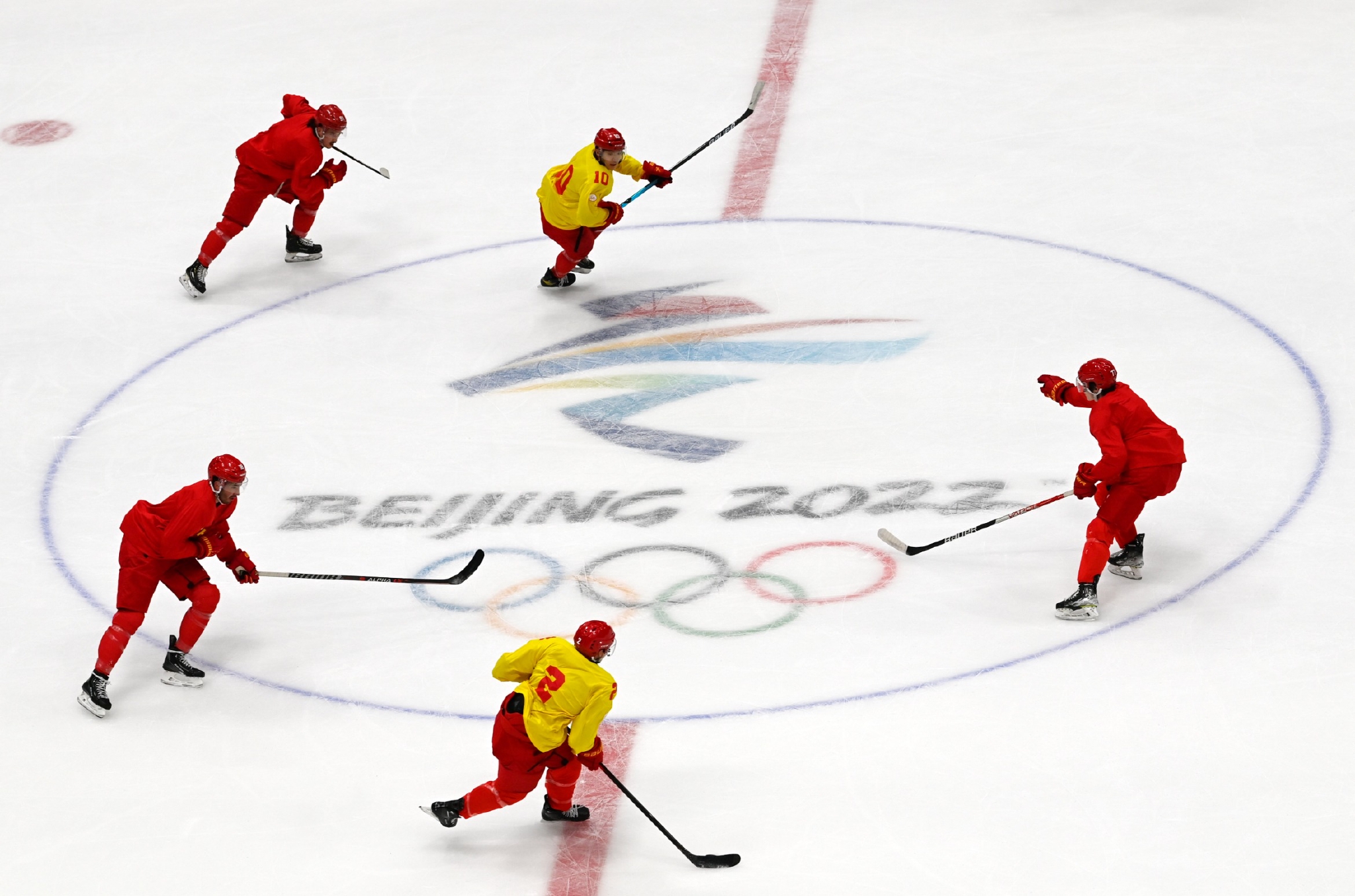 新华社记者李紫恒摄冰球运动节奏快,对抗激烈,是历届冬奥会最"吸睛"的