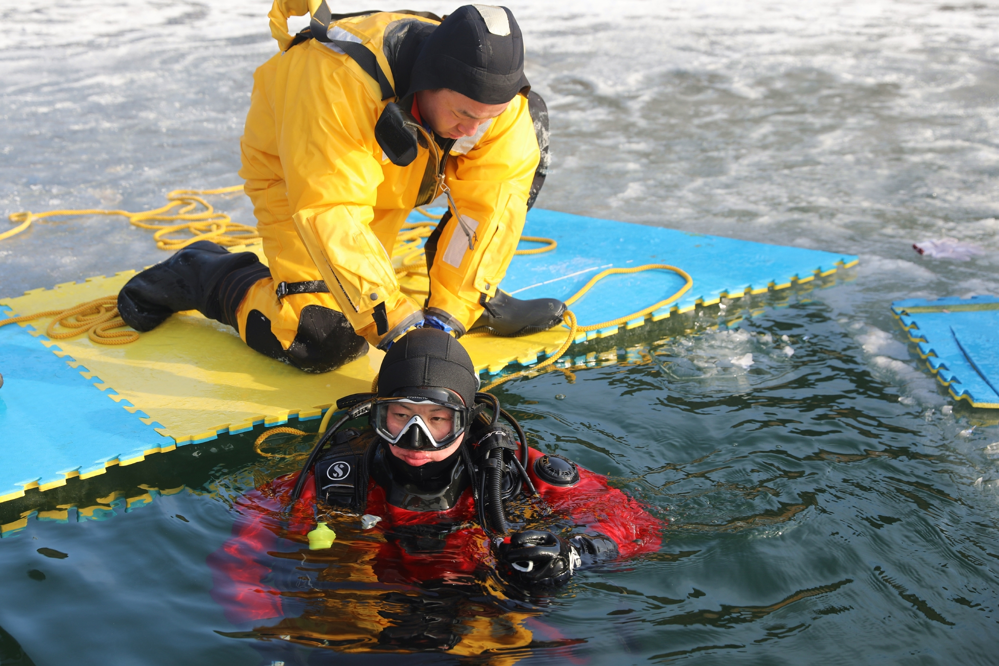 密云区消防救援支队的消防救援人员正在进行"冰潜"训练.密云消防供图