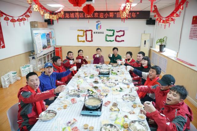 暖心！京东小哥上门揽件，竟收到一桌特殊的“年夜饭”休闲区蓝鸢梦想 - Www.slyday.coM