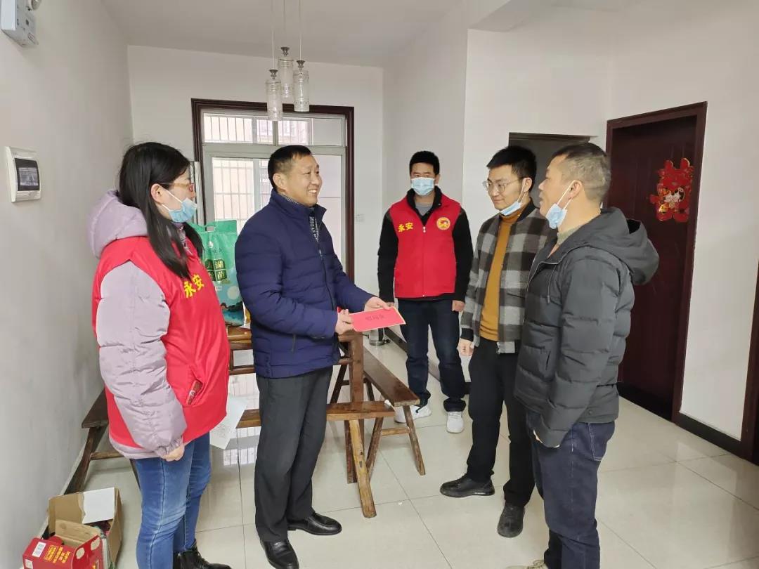 走访活动中,曾颜金与熊少平,聂阳林等困难退役军人进行了交谈,感谢