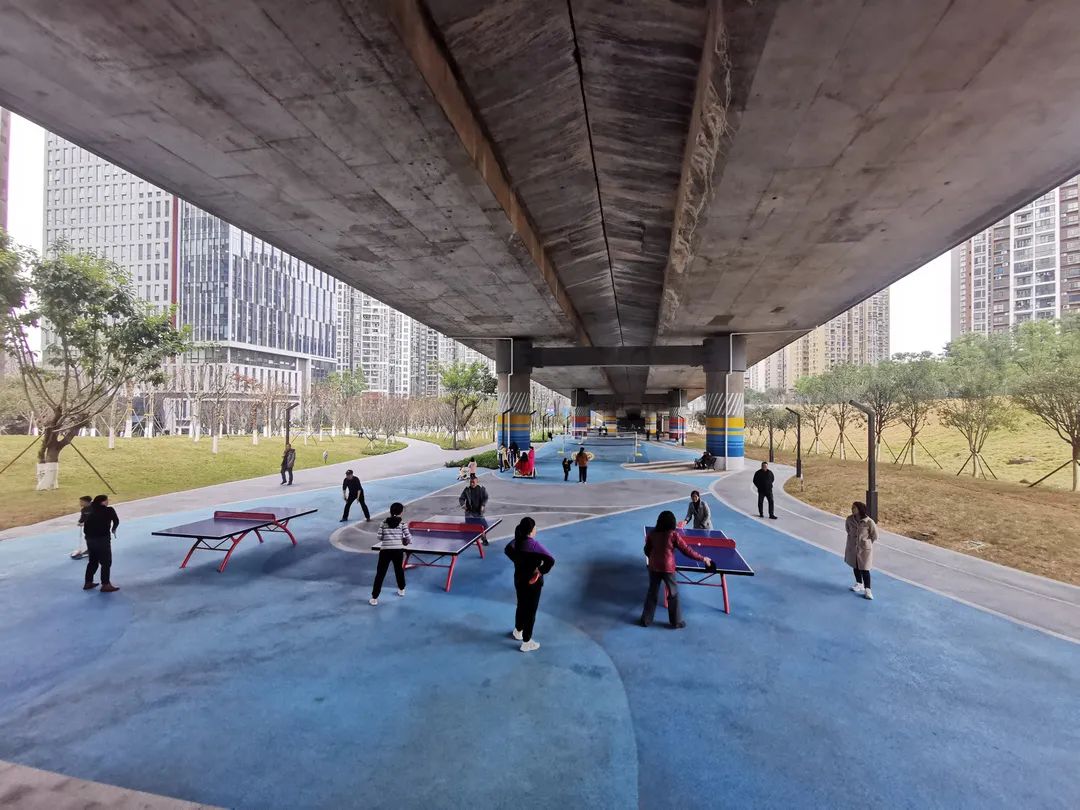 渝北区龙塔街道渝鲁园,居民在荒地改建而来的桥下公园运动.