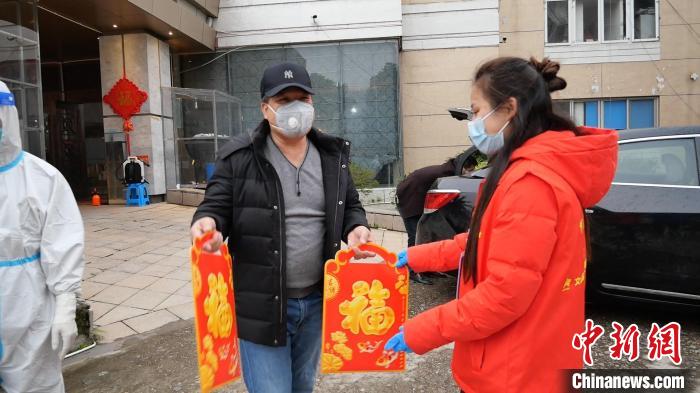 民众送来新春祝福 陈轩 摄