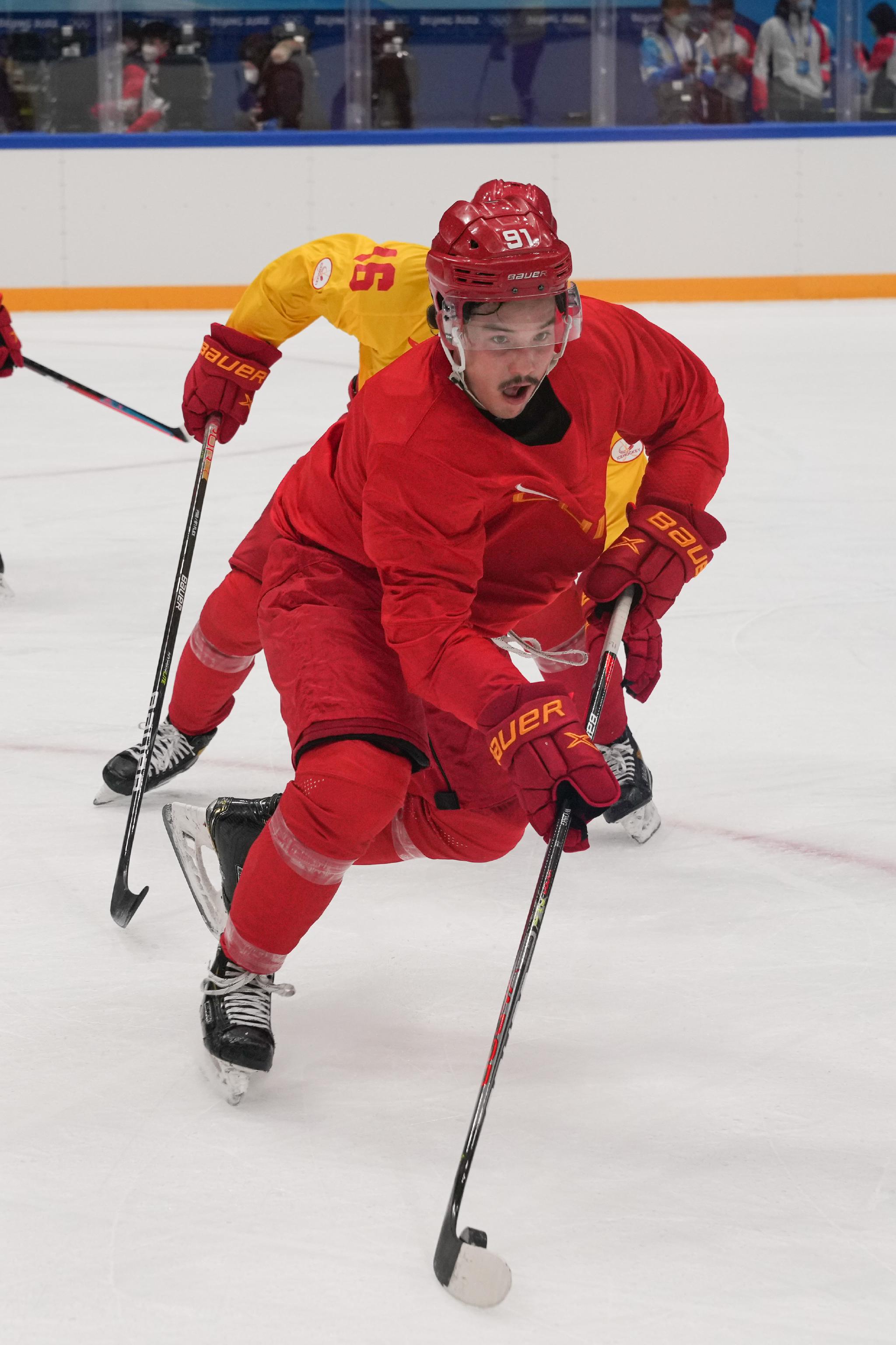 1月28日,中国男子冰球队队员王泰勒(前)在训练中.