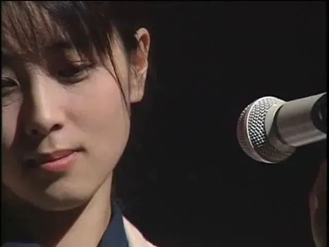 坂井泉水,她的歌声就和她的名字一般,缓缓流进每一位听众的内心里.