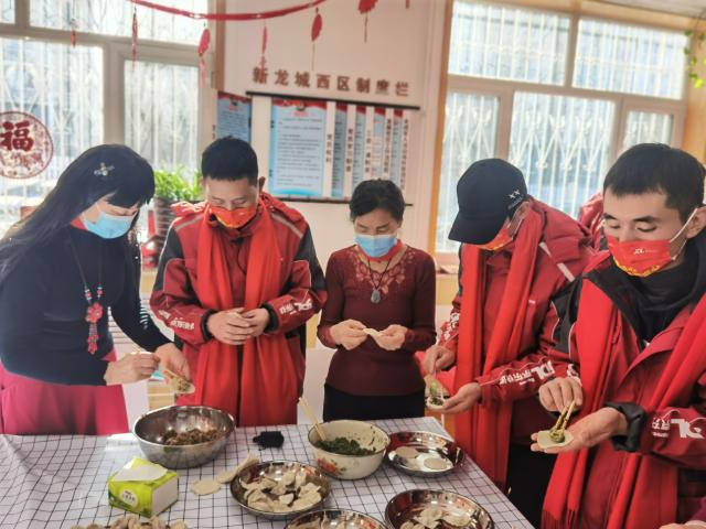 暖心！京东小哥上门揽件，竟收到一桌特殊的“年夜饭”休闲区蓝鸢梦想 - Www.slyday.coM