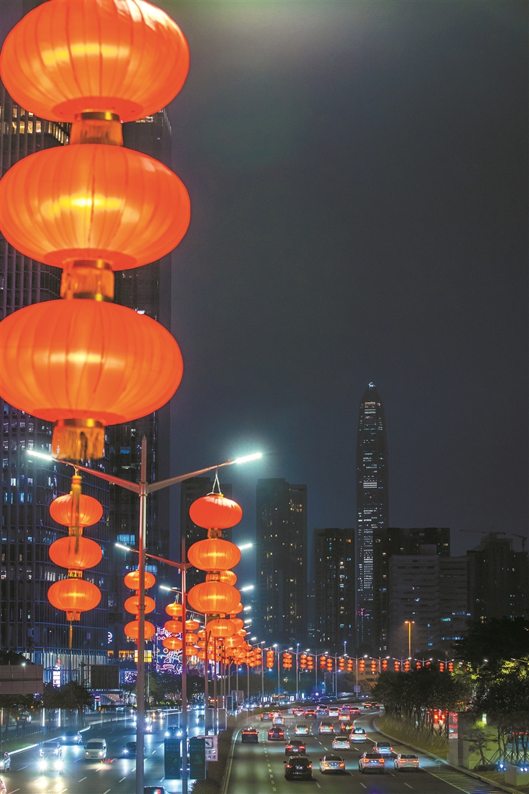 连日来,城管部门组织在城市道路灯杆悬挂节庆灯笼和国旗,其中在432条