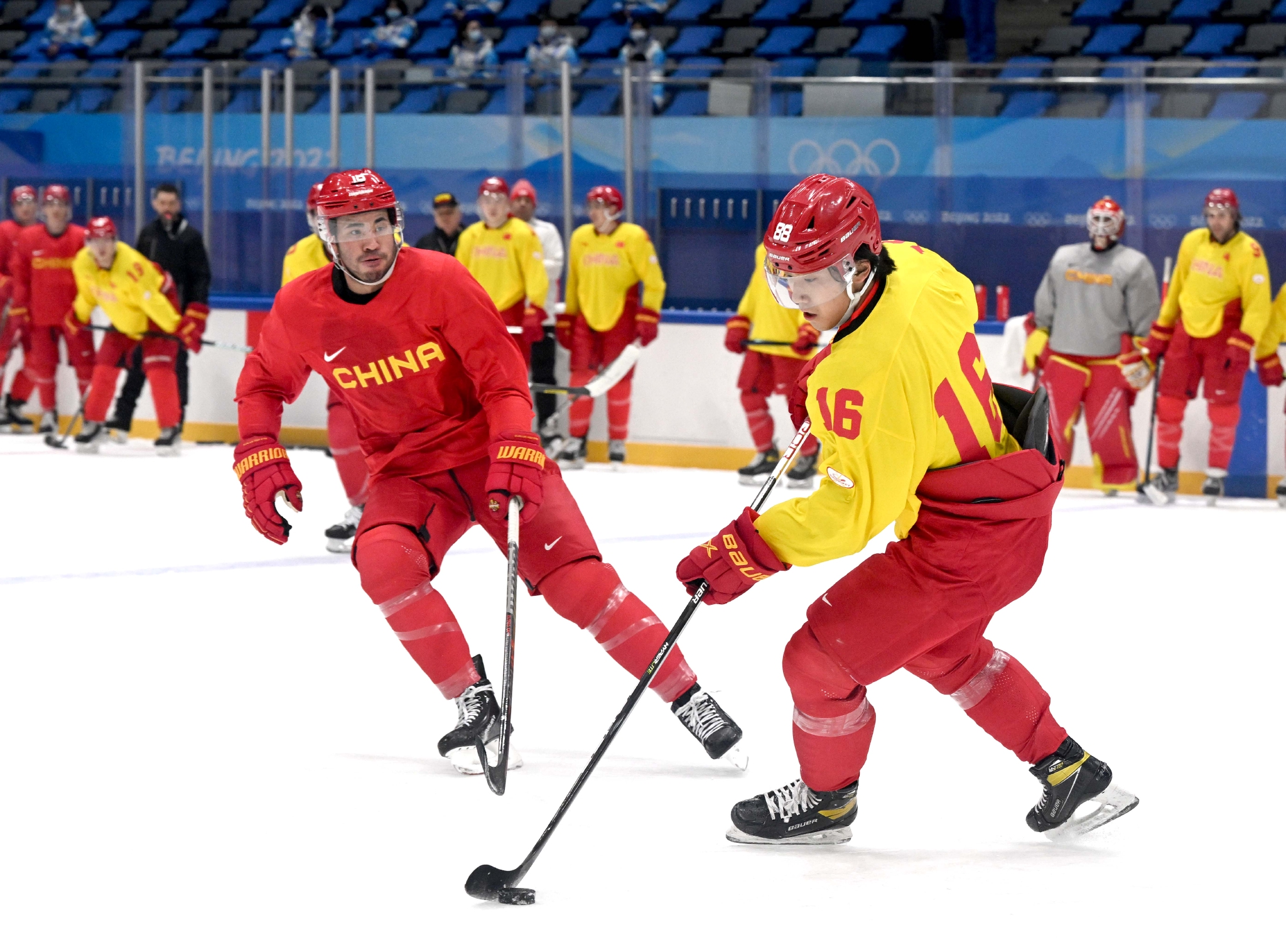 新华社记者 李安 摄1月28日,中国男子冰球队队员在训练中.