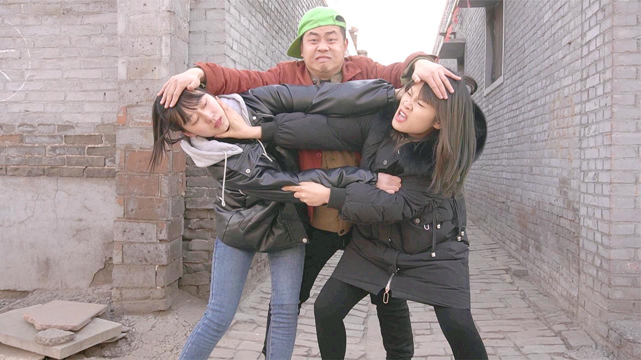 俩娘们吵架二货去劝架转脸剧情就发展的刹不住车了过程太逗了