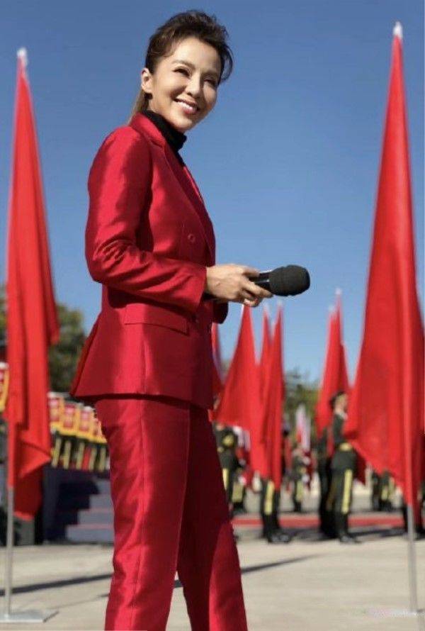 朱迅在镜头下真实穿红裙配长卷发打扮优雅但没滤镜上了年纪